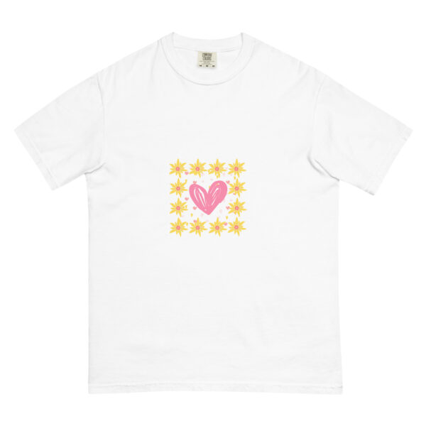 Schweres textilgefärbtes Unisex-T-Shirt Blumiges Alpenherz